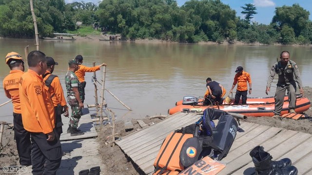 Tim SAR Gabungan dari BPBD Bojonegoro, saat lakukan pencaraian korban tenggelam di Bengawan Solo di Desa Sranak, Kecamatan Trucuk, Kabupaten Bojonegoro, Jawa Timur. Selasa (09/01/2023) (Foto: Dok Istimewa)