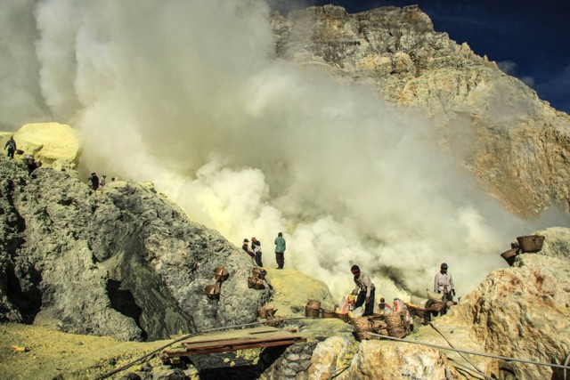  Ilustrasi Harga Tiket Masuk Kawah Putih 2023 | Foto: Unsplash/Mario La Pergola