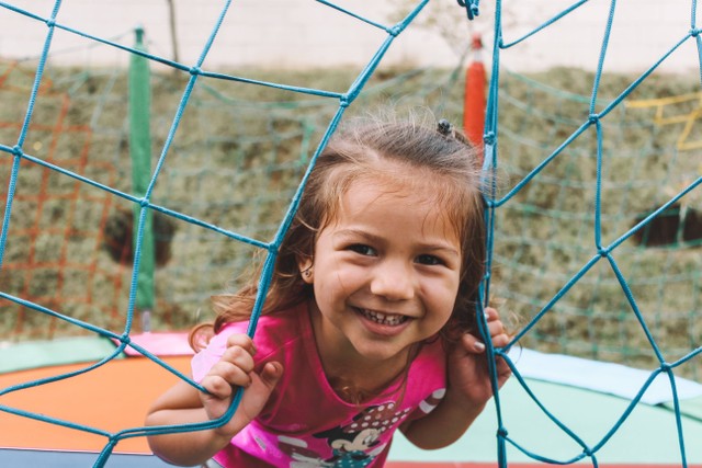 Anak memiliki tahapan perkembangan bermain yang berbeda-beda. Foto: Pexels.com