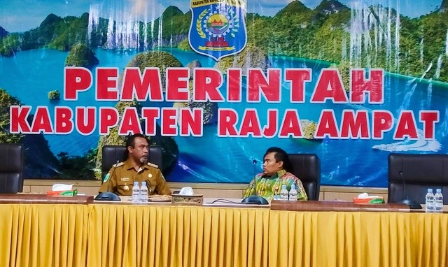 Bupati Raja Ampat, Abdul Faris Umlati bersama Kepala kantor perwakilan Bank Indonesia provinsi Papua Barat, Rommy Seriu Tamawiwy. Foto Wim/BalleoNEWS