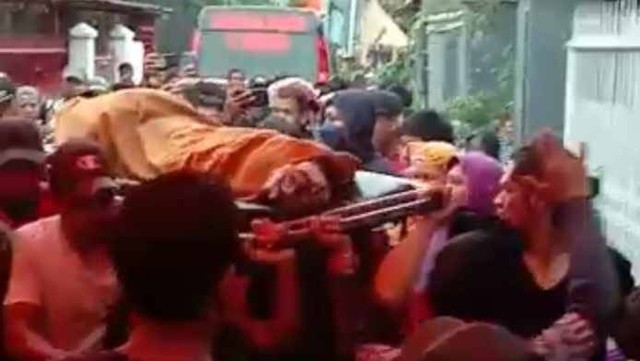 Suasana saat jenazah Fadli tiba di rumah duka.