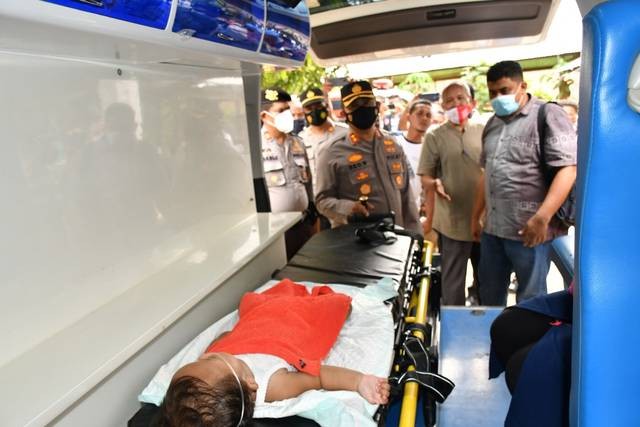Polisi mengecek kondisi seorang bayi yang harus dirujuk ke rumah sakit diduga akibat keracunan gas PT Medco pada 9 April 2021. Foto: Polres Aceh Timur