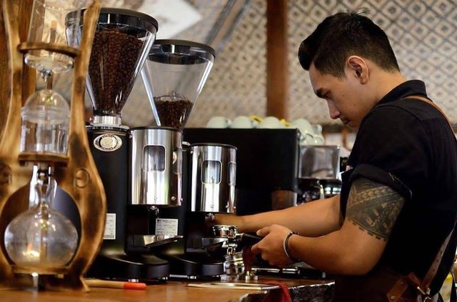 Seorang barista sedang membuat kopi di Dongeng Kopi. Foto: Dok. Dongeng Kopi