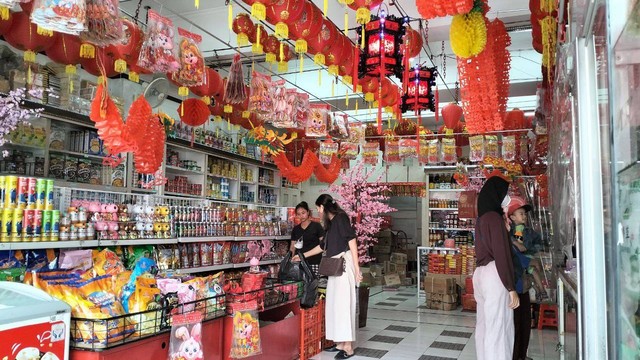 Suasana toko pernak-pernik Imlek di Kawasan Malioboro yang ramai. Foto: Maria Wulan/Tugu Jogja