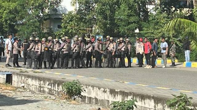 Aparat keamanan memblokir jalan masuk ke Bandara Sentani saat pengamanan penangkapan Gubernur Papua Lukas Enembe. Foto istimewa 