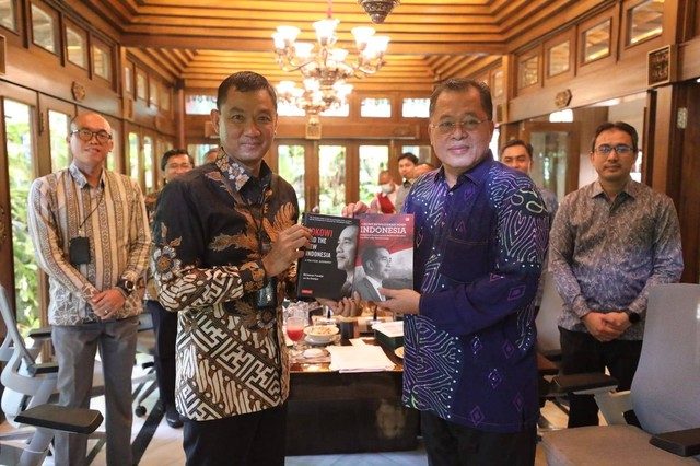 CEO PLN dan TNB Malaysia menyerahkan cendera mata. Foto: Dok. PLN