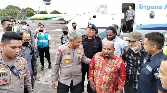 Gubernur Papua, Lukas Enembe saat tiba di Bandara Sam Ratulangi Manado. (foto: facebook Sonny Wanimbo)
