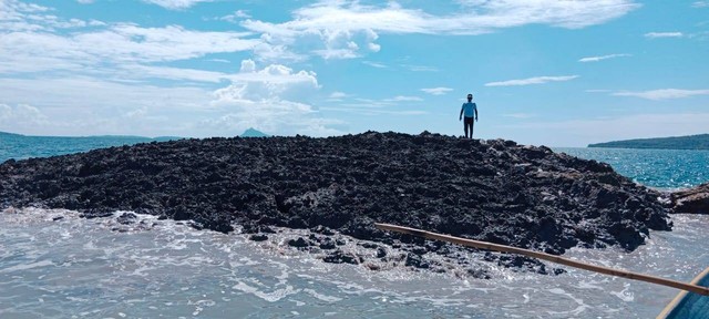 Tumpukan lumpur di permukaan laut pasca gempa bumi magnitudo 7,5 di wilayah Maluku. Foto: Istimewa