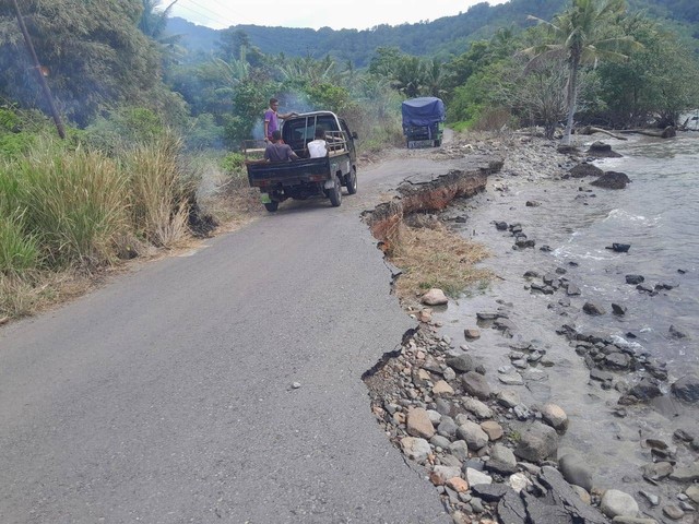 Keterangan foto: Mobil  pik up saat melintasi jalan rusak di ruas jalan Napung Mali- Mude Jebak, Selasa (10/1/2023). Foto: Athy Meaq