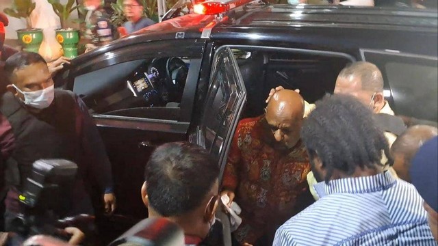 Lukas Enembe tiba di RSPAD untuk menjalani pemeriksaan kesehatan. Foto: Dok. Istimewa