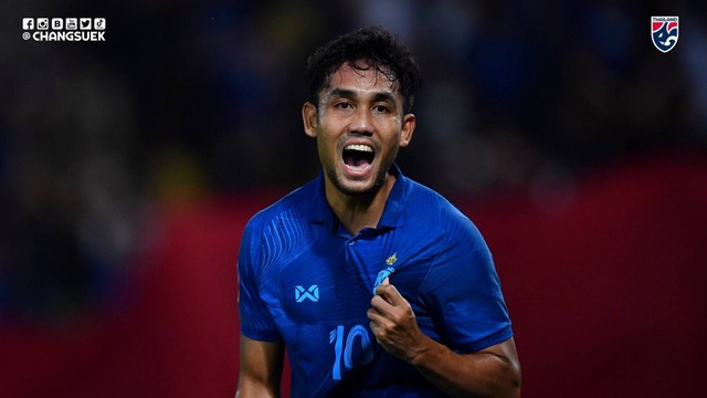 Teerasil Dangda usai cetak gol laga Thailand vs Malaysia dalam leg kedua semifinal Piala AFF 2022 di Thammasat Stadium, Pathum Tani, 10 Januari 2023. Foto: Facebook/changsuek