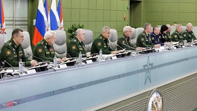 Menteri Pertahanan Rusia Sergei Shoigu, tengah, berbicara selama pertemuan dengan pejabat tingkat tinggi di Moskow. Foto: Russian Defence Ministry Press Service