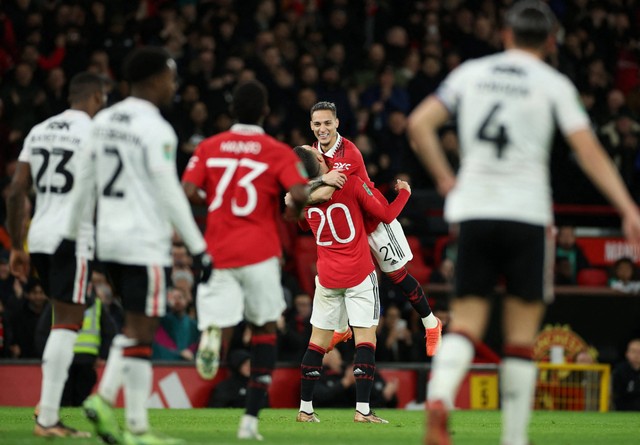 Antony Manchester United merayakan gol pertama mereka dengan Diogo Dalot saat pertandingan di Old Trafford, Manchester, Inggris. Foto: Phil Noble/Reuters