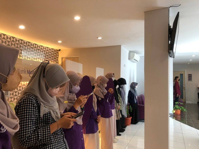 Dokumentasi briefing pagi Bank Muamalat KCU Purwokerto (Sumber foto: foto pribadi An Nisaa Widyanti)