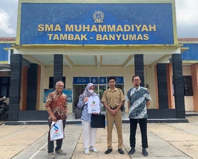 Tim Roadshow UMY berkunjung ke SMA Muhammadiyah Tambak. Foto: Dok. Admisi