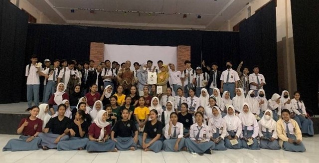 Foto bersama dengan siswa dan guru BK SMKN 3 Banyumas. Foto: Dok. Admisi