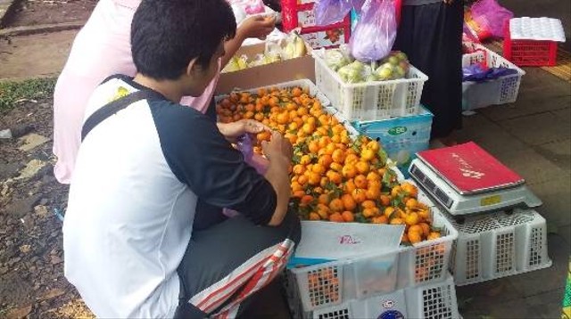 Budimansyah Ketum Pangan Publik Indonesia sedang mewawancarai pedagang buah di sekitar stadion pakansari Bogor