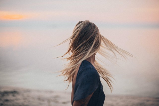 Ilustrasi warna rambut untuk kulit gelap. Foto: Pexels.com