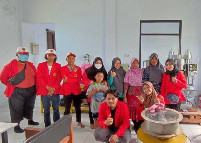 Mahasiswa KKN Untag Surabaya bersama pelaku UMKM Coklat Kare yang juga tergabung dalam Kelompok Wanita Tani Desa Kare, Kecamatan Kare, Madiun, Jawa Timur (09/01/2023).