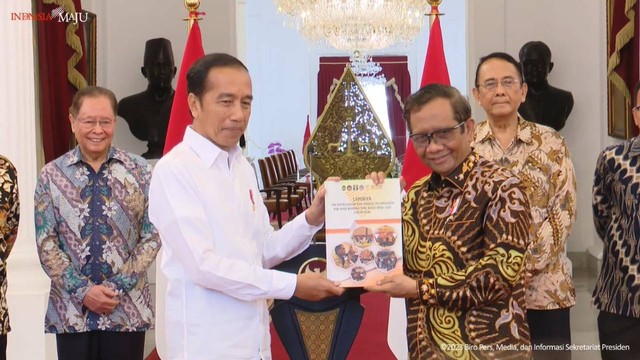 Menkopolhukam Mahfud MD menyerahkan dokumen kepada Presiden Joko Widodo terkait laporan Penyelesaian Non-yudisial Pelanggaran HAM Berat di Masa Lalu. Foto: Youtube/Sekretariat Presiden