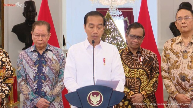 Presiden Joko Widodo memberikan keterangan pers terkait penyerahan laporan Penyelesaian Non-yudisial Pelanggaran HAM Berat di Masa Lalu. Foto: Youtube/Sekretariat Presiden