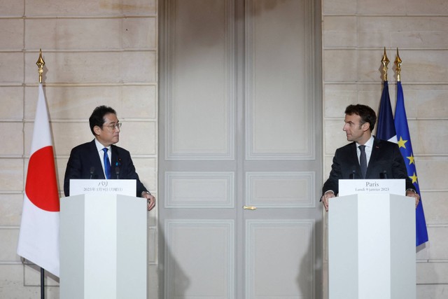 Presiden Prancis Emmanuel Macron dan Perdana Menteri Jepang Fumio Kishida menggelar konpers bersama usai pertemuan di Istana Elysee di Paris, Prancis. Foto: Gonzalo Fuentes/REUTERS