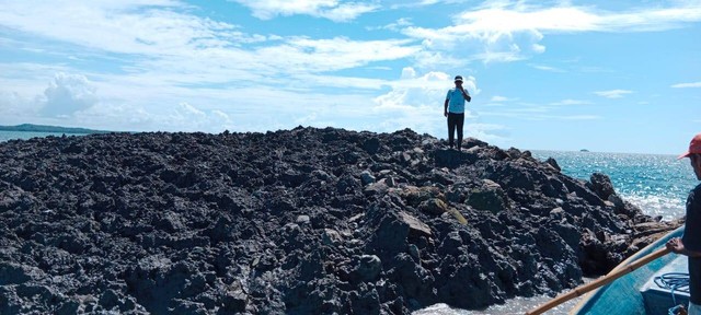 Kemunculan tumpukan lumpur bercampur batu karang membentuk pulau di permukaan laut Desa Teniman, Wuarlabobar, Kepulauan Tanimbar, Maluku. Foto: Istimewa