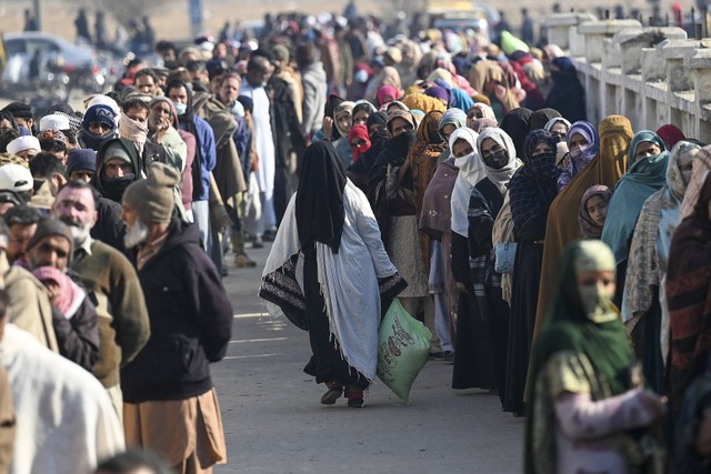 Penduduk lokal mengantre untuk membeli tepung terigu dengan harga yang dikendalikan pemerintah di Islamabad, Pakistan, Selasa (10/1/2023). Foto: Aamir Qureshi/AFP