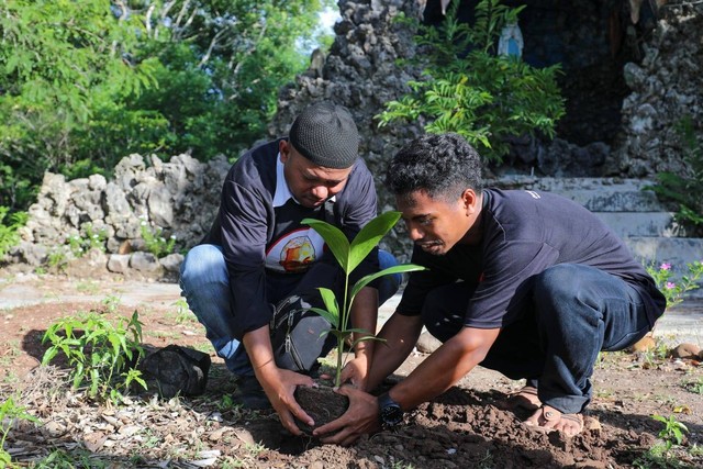 Penanaman bibit pohon yang dilakukan Ganjar Milenial Center (GMC) NTT dalam memperingati Hari Gerakan Sejuta Pohon se-Dunia. Foto: Dok. Istimewa