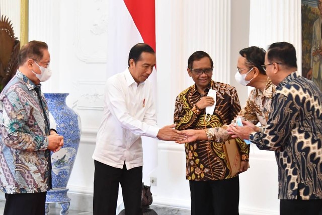 Presiden Jokowi menerima laporan Tim Penyelesaian Non-Yudisial Pelanggaran HAM (PPHAM) masa lalu di Istana Merdeka, Jakarta, Rabu (11/1/2023). Foto: Dok. Rusman - Biro Pers Sekretariat Presiden