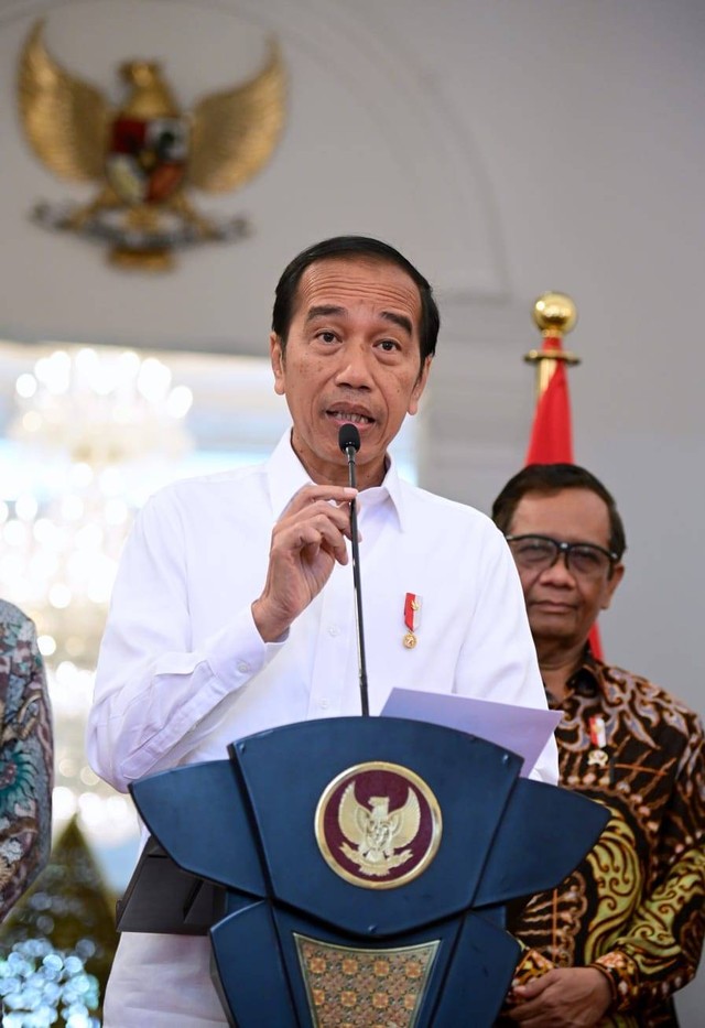 Presiden Jokowi menerima laporan Tim Penyelesaian Non-Yudisial Pelanggaran HAM (PPHAM) masa lalu di Istana Merdeka, Jakarta, Rabu (11/1/2023). Foto: Dok. Muchlis Jr - Biro Pers Sekretariat Presiden