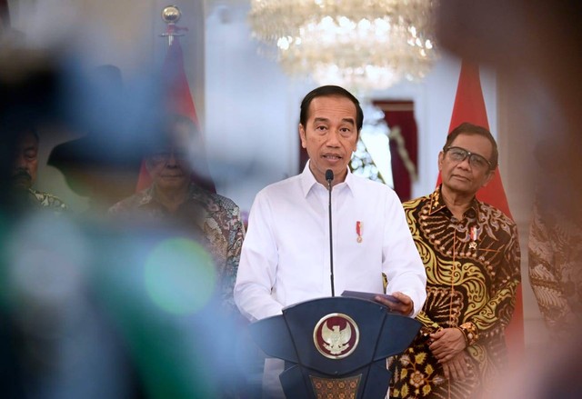 Presiden Jokowi menerima laporan Tim Penyelesaian Non-Yudisial Pelanggaran HAM (PPHAM) masa lalu di Istana Merdeka, Jakarta, Rabu (11/1/2023). Foto: Dok. Muchlis Jr - Biro Pers Sekretariat Presiden