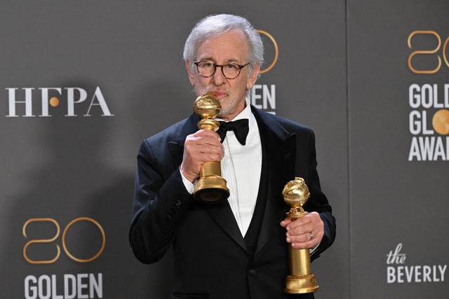 Sutradara AS Steven Spielberg berpose dengan penghargaan untuk Sutradara Terbaik - Film Bergerak dan Film Terbaik - Drama untuk "The Fabelmans" di ruang pers selama Penghargaan Golden Globe ke-80, Selasa (11/1/2023). Foto: Frederic J. Brown/AFP
