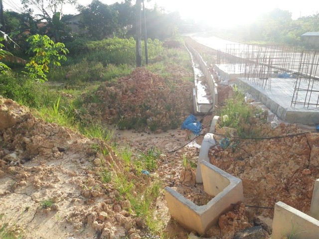 Saluran air di jalan baru yang disebut menyebabkan banjir ke pemukiman warga. Foto: Zalfirega/kepripedia.com