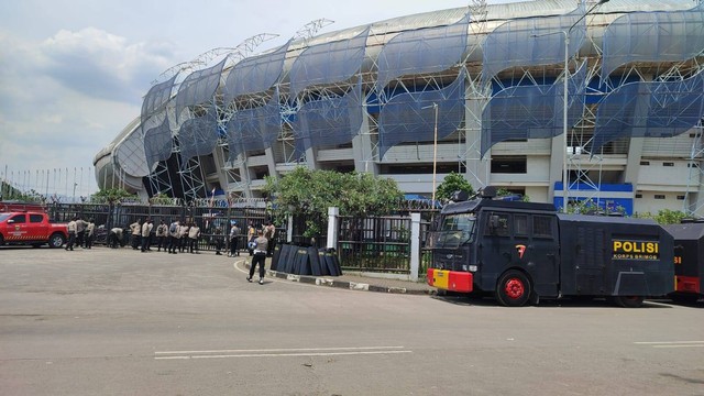 Suasana pengamanan di Stadion GBLA, Kota Bandung, menjelang laga antara Persib Bandung melawan Persija Jakarta. Foto: Rachmadi Rasyad/kumparan