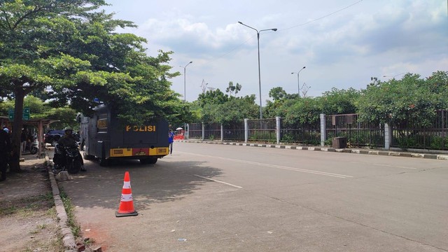 Suasana pengamanan di Stadion GBLA, Kota Bandung, menjelang laga antara Persib Bandung melawan Persija Jakarta. Foto: Rachmadi Rasyad/kumparan