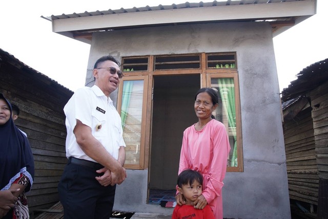 Wali Kota Pontianak Edi Rusdi Kamtono berbincang dengan warga pemilik rumah yang mendapat bantuan bedah rumah dari PMI Kota Pontianak. Foto: Dok. Prokopim Pemkot Pontianak