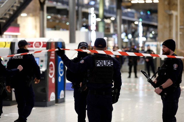 Polisi Prancis melakukan pengamanan ketat setelah seorang pria dengan pisau melukai beberapa orang di stasiun kereta Gare du Nord di Paris, Prancis, Rabu (11/1/2023). Foto: Benoit Tessier/REUTERS