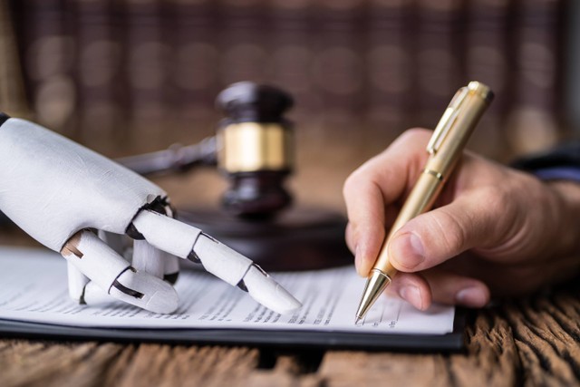 Ilustrasi robot pengacara  hukum. Foto: Shutterstock