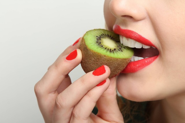 Ilustrasi makan kiwi dengan kulitnya. Foto: Shutterstock