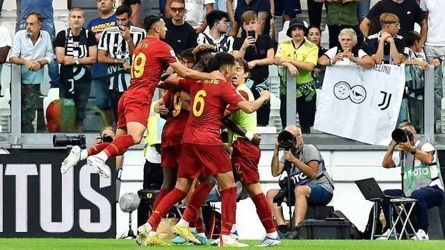 Pemain AS Roma Tammy Abraham berselebrasi bersama rekannya usai mencetak gol pertama mereka saat Juventus di Allianz Stadium, Turin, Italia, Sabtu (27/8/2022). Foto: Massimo Pinca/REUTERS