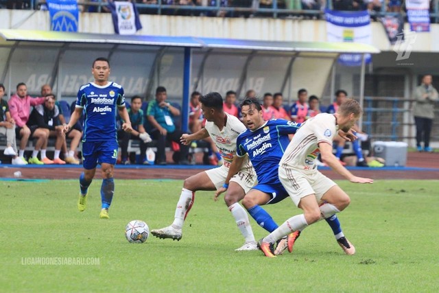 Persib Bandung melawan Persija Jakarta pada pertandingan lanjutan Liga 1 di Stadio Gelora Bandung Lautan Api, Bandung, Rabu (11/1). Foto: Liga Indonesia Baru