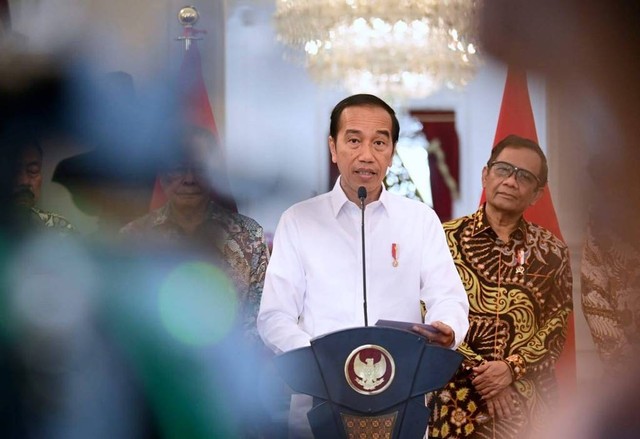 Presiden Jokowi memberikan keterangan pers menerima laporan Tim Penyelesaian Non-Yudisial Pelanggaran HAM (PPHAM) masa lalu di Istana Merdeka, Jakarta, Rabu (11/1/2022). Foto: Dok. Muchlis Jr - Biro Pers Sekretariat Presiden