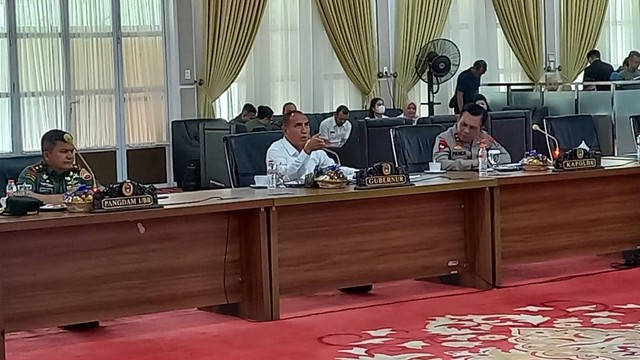 Gubernur Sumatera Utara Edy Rahmayadi saat memimpin rapat Balapan perahu super cepat atau F1H20. Foto: Rahmat Utomo/kumparan