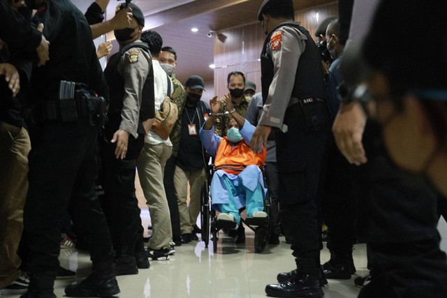 Gubernur Papua Lukas Enembe ditahan oleh KPK usai konferensi pers di RSPAD Gatot Soebroto, Jakarta, Rabu (11/1/2023). Foto: Jamal Ramadhan/kumparan