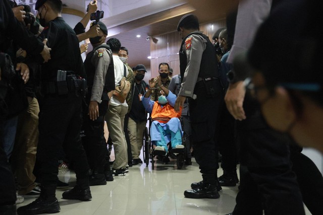 Gubernur Papua Lukas Enembe ditahan oleh KPK usai konferensi pers di RSPAD Gatot Soebroto, Jakarta, Rabu (11/1/2023). Foto: Jamal Ramadhan/kumparan