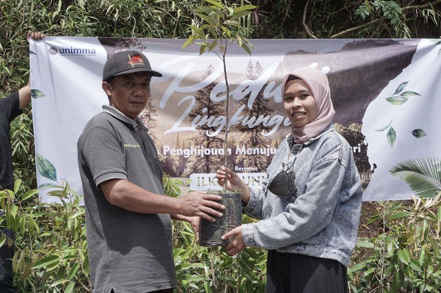 Doc. Divisi Dokumentasi : Foto Penyerahan Tanaman kepada Kepala Dusun Seloprojo