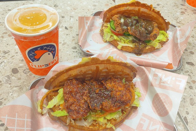 Menu waffle butter chili honey dan waffle mushroom steak di restoran Flip'NFry di Emporium Mall Pluit, Jakarta Utara, Rabu (11/1/2023). Foto: Riad Nur Hikmah/kumparan