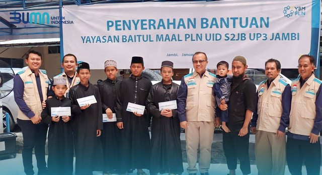 General Manager UID S2JB beserta jajaran Senior Manager dan didampingi oleh Manajer UP3 Jambi saat memberikan bantuan perlengkapan Pondok Tahfiz Titipan Ilahi. Foto: Tim Komunikasi UID S2JB