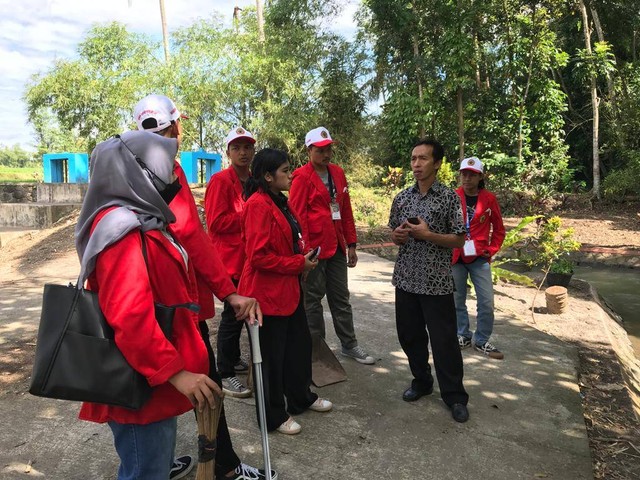 Foto Mahasiswa KKN Untag Surabaya: Kelompok KKN R18 Bidang Wisata Berkoordinasi Bersama Bapak Sekretaris Desa Banggle